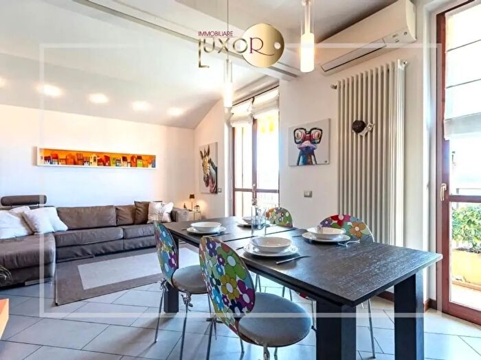 Appartamento con 5 locali in vendita in Via Dante Alighieri, Castello Di Brianza