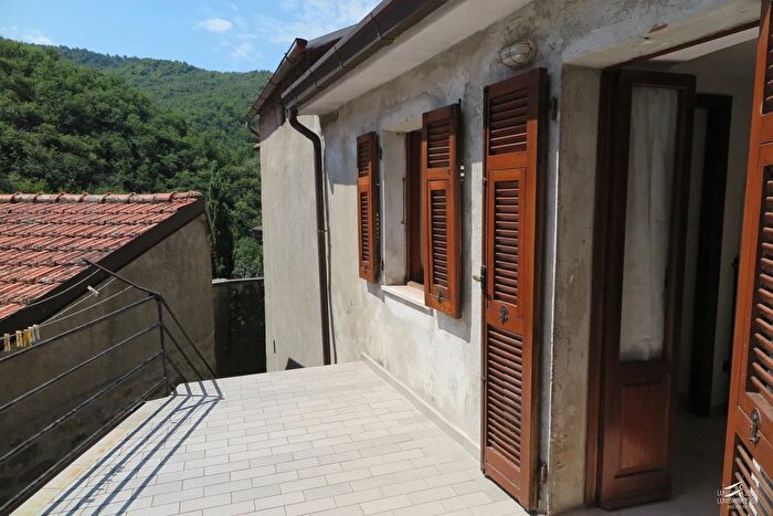 Casa con 6 locali in vendita in Bagnone
