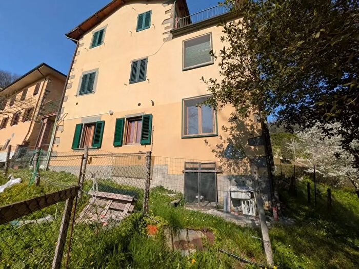 Casa con 10 locali in vendita in Bagni Di Lucca