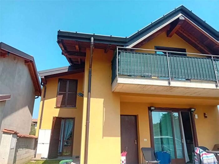 Appartamento trilocale in affitto in Via Giuseppe Garibaldi, Centro, Azzate