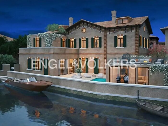 Appartamento con 6 locali in vendita in Via Sandro Gallo, Venezia