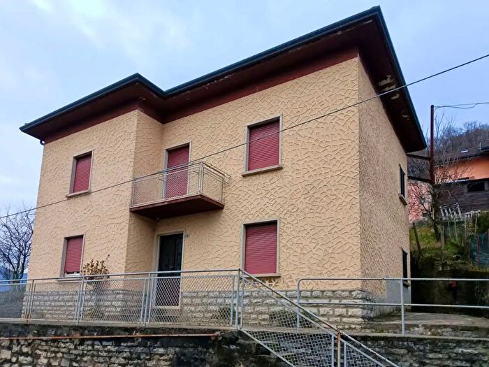 Casa quadrilocale in vendita in Via Resegone, Berbenno