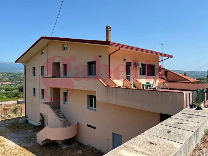 Casa con 18 locali in vendita in Via delle Vigne Snc, Solopaca