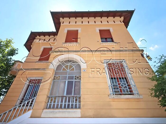 Casa con 16 locali in vendita in Ferrara