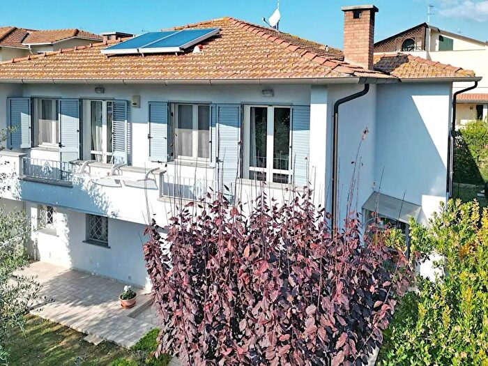 Casa con 6 locali in vendita in Cecina