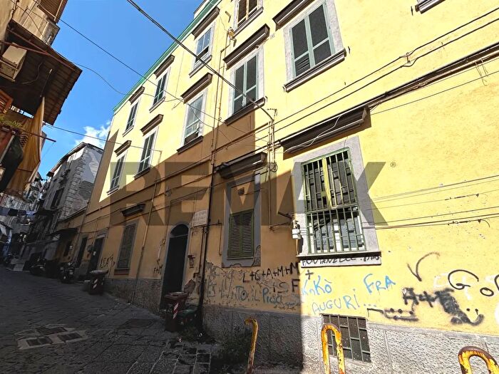 Appartamento con 13 locali in vendita in Napoli