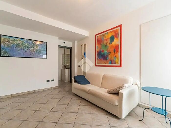 Appartamento trilocale in vendita in Via Pietro Maroncelli, Milano