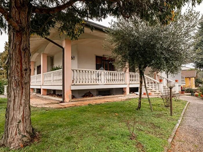 Casa con 5 locali in vendita in Via Bussè, Roverchiara