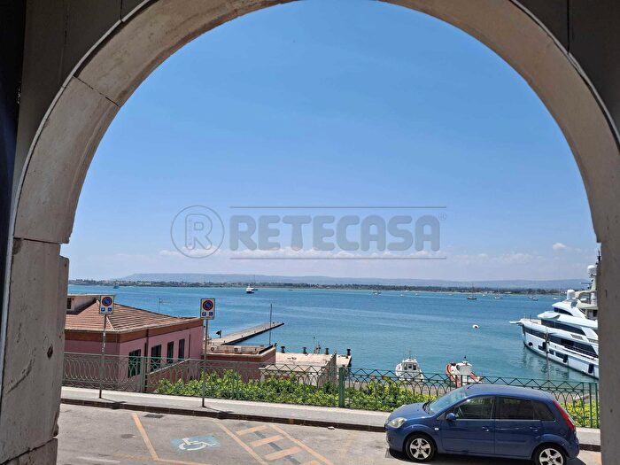 Appartamento con 5 locali in vendita in Via Pompeo Picherale, Siracusa