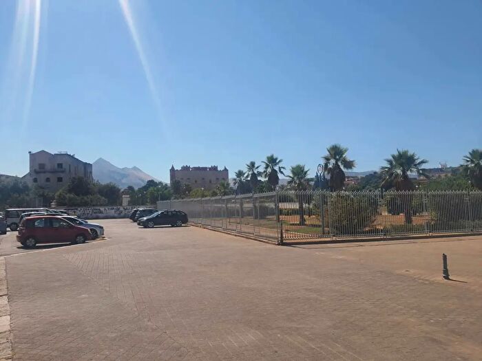 Appartamento quadrilocale in vendita in Via Zisa, Palermo