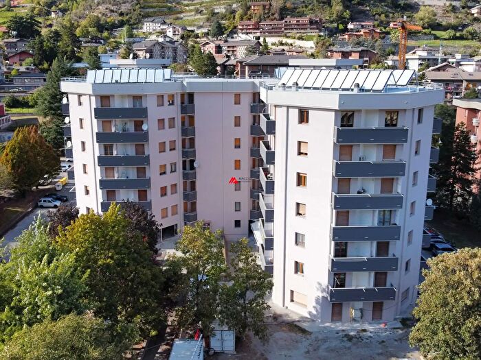 Appartamento quadrilocale in vendita in Via Volontari del Sangue, Aosta