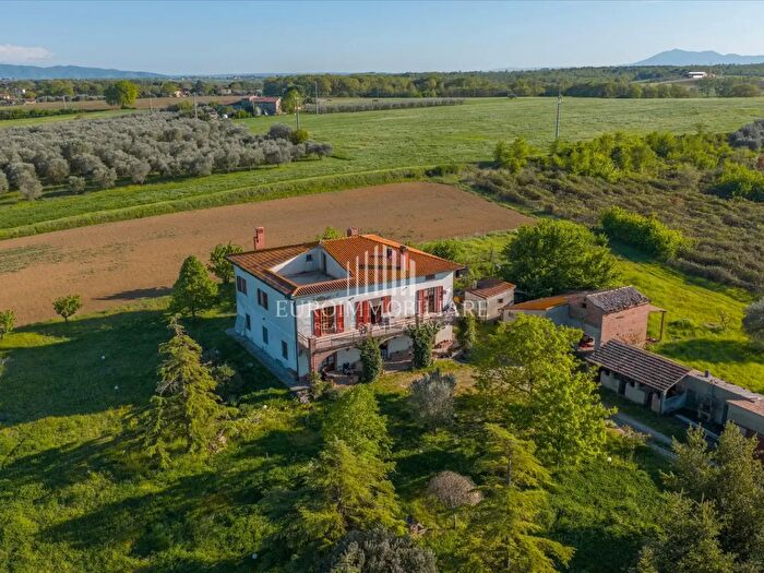 Casa con 15 locali in vendita in Via Paganico, Castiglione Del Lago