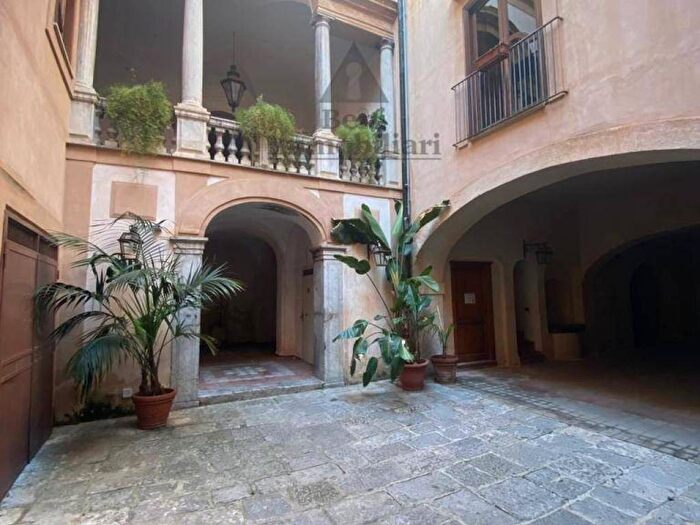 Appartamento bilocale in affitto in Via Ruggero Mastrangelo, Kalsa, Palermo