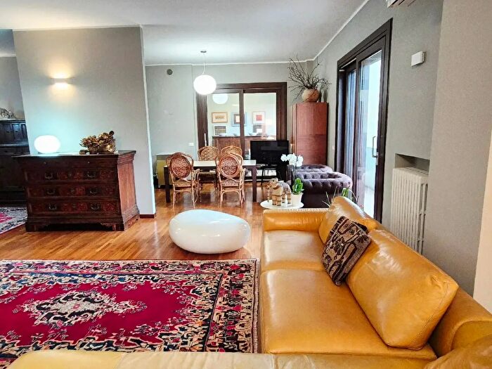 Appartamento con 9 locali in vendita in Viale Giuliano Vanzolini, Pesaro