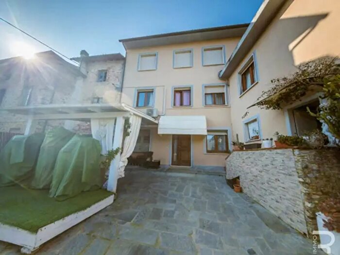 Casa con 6 locali in vendita in Via delle Mimose, Camaiore