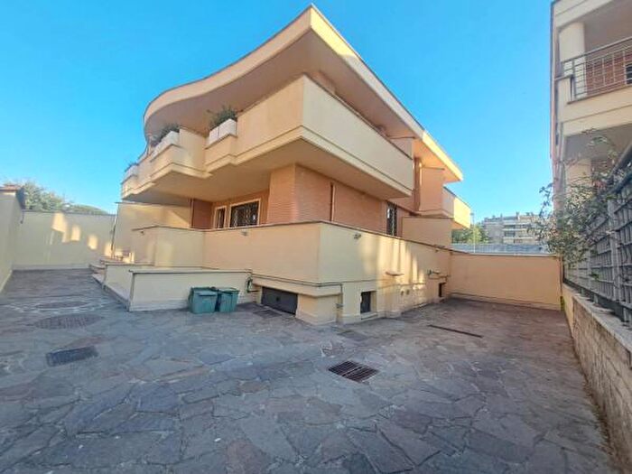 Casa quadrilocale in affitto in Via Vico Consorti, Roma