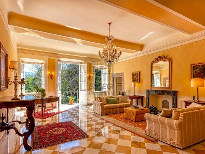 Casa con 18 locali in vendita in Via della Chiesa VII, Lucca