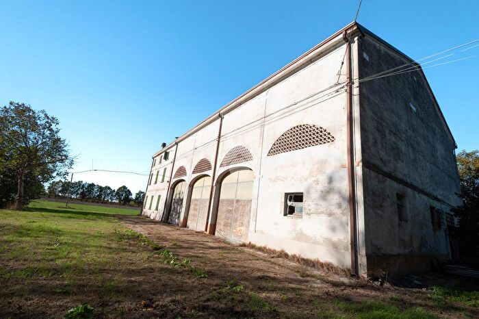 Casa con 8 locali in vendita in Via Gazzoli, Novi Di Modena