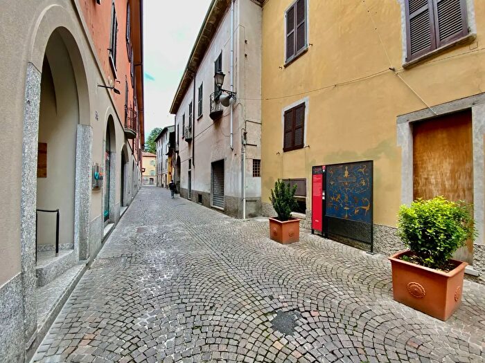 Appartamento trilocale in vendita in Via Conte Camillo Benso di Cavour, Oggiono