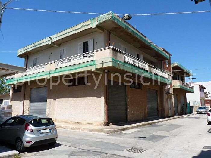 Casa con 14 locali in vendita in Via degli Aceri, Siracusa