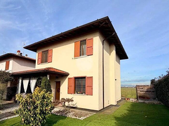 Casa con 5 locali in vendita in Via IV Novembre, Brandico