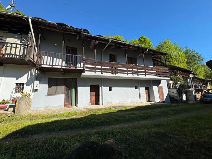 Casa con 7 locali in vendita in Paesana