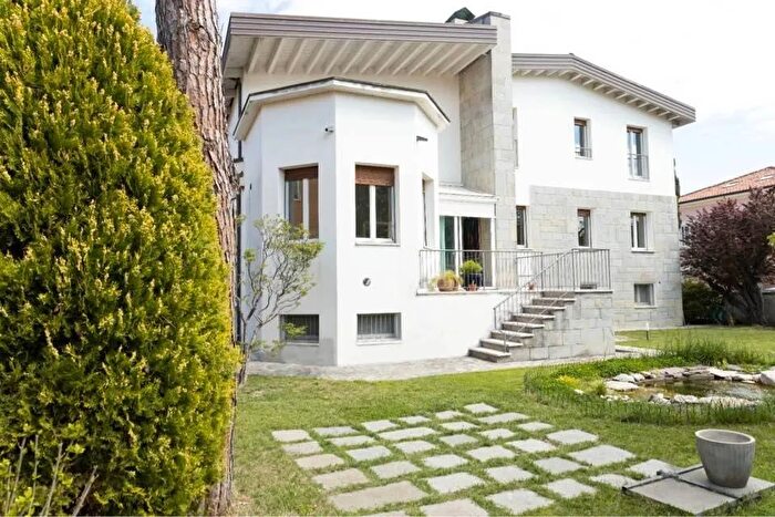 Casa con 11 locali in vendita in Senigallia