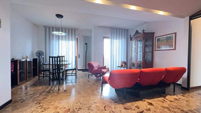 Appartamento quadrilocale in vendita in Viale Trentino, Taranto