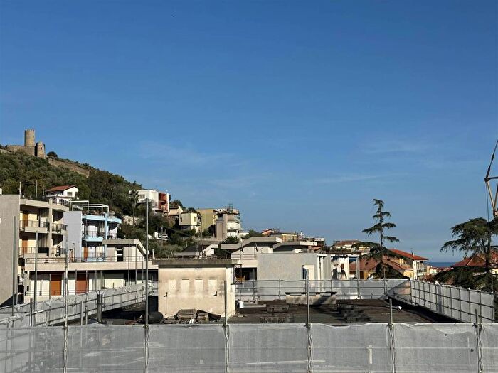 Appartamento quadrilocale in affitto in via martiri di voze, Centro, Noli