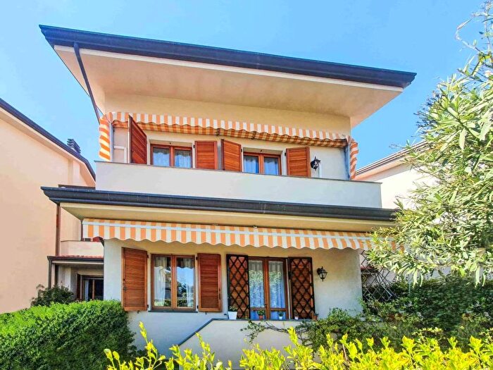 Casa con 6 locali in affitto in Provinciale, Centro, Forte dei Marmi