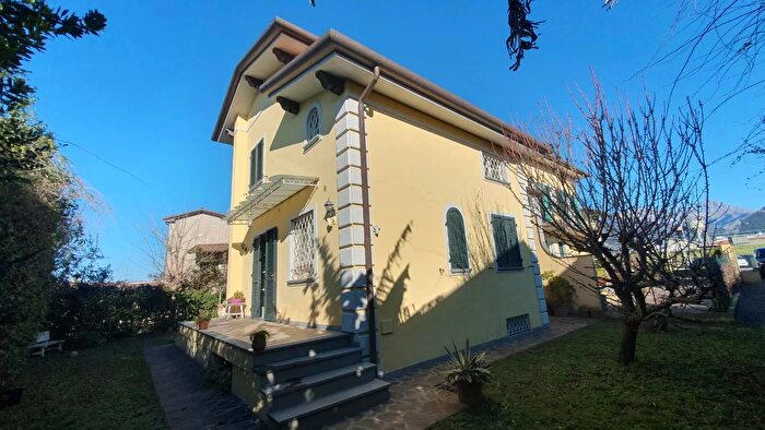 Casa trilocale in vendita in Seravezza