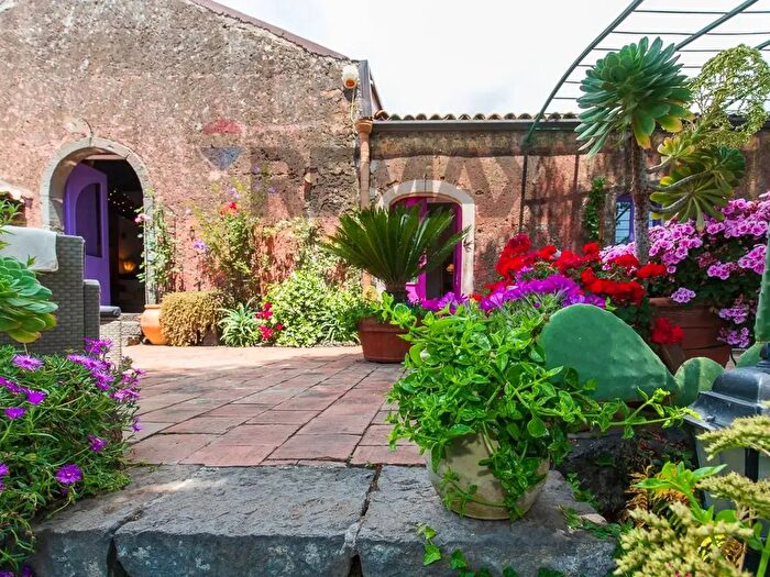 Casa con 8 locali in vendita in Via Cozzarelle, Trecastagni