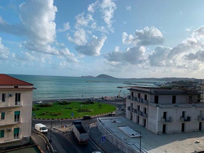 Appartamento con 6 locali in vendita in Via Granatieri di Sardegna, Formia