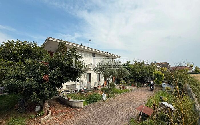 Casa con 10 locali in vendita in Via Padova, Volpiano