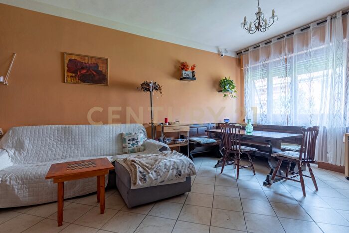 Casa con 8 locali in vendita in Via Santa Maria del Giudice, Lucca