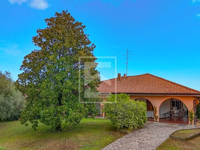 Casa con 10 locali in vendita in Via XXV Aprile, Moniga Del Garda