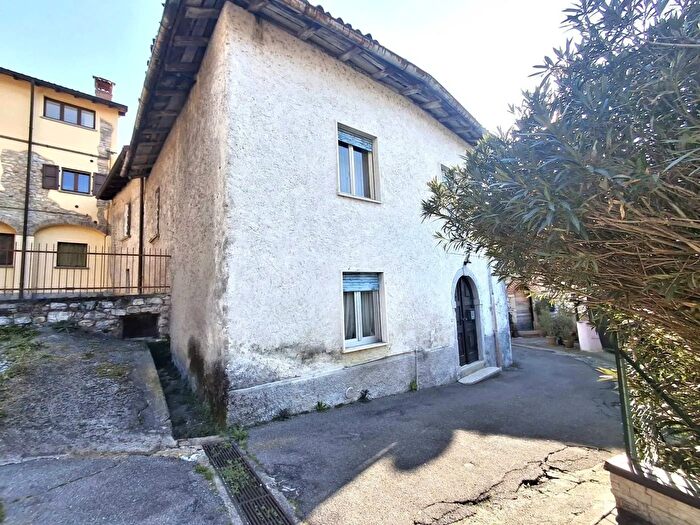 Casa quadrilocale in vendita in Via Brocchione Palazzago, Palazzago