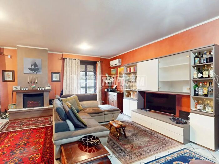 Appartamento con 5 locali in vendita in Via Orbetello, Torino