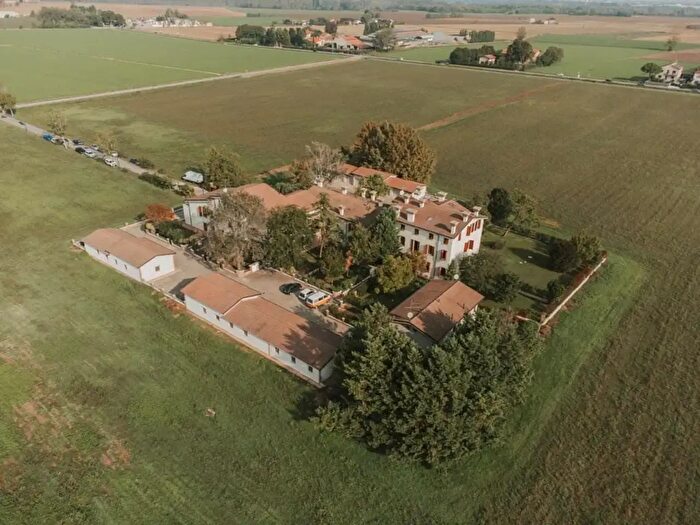Appartamento quadrilocale in vendita in Via Parenza Alta, Borgo Virgilio