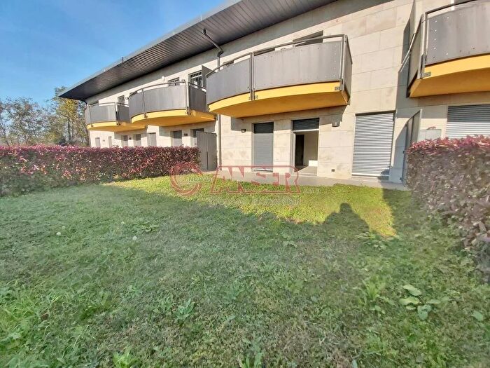 Appartamento trilocale in vendita in Piazza Camillo Benso di Cavour Lomagna, Lomagna