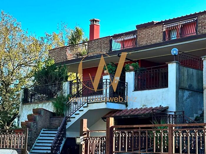 Casa con 6 locali in vendita in Via Vitagliano Rossetti, Caserta