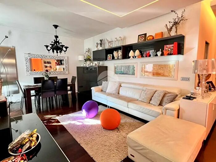 Appartamento trilocale in vendita in Via Adolfo Ravà, Roma