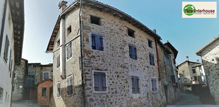 Casa con 12 locali in vendita in Piazza Pognici Frisanco, Frisanco