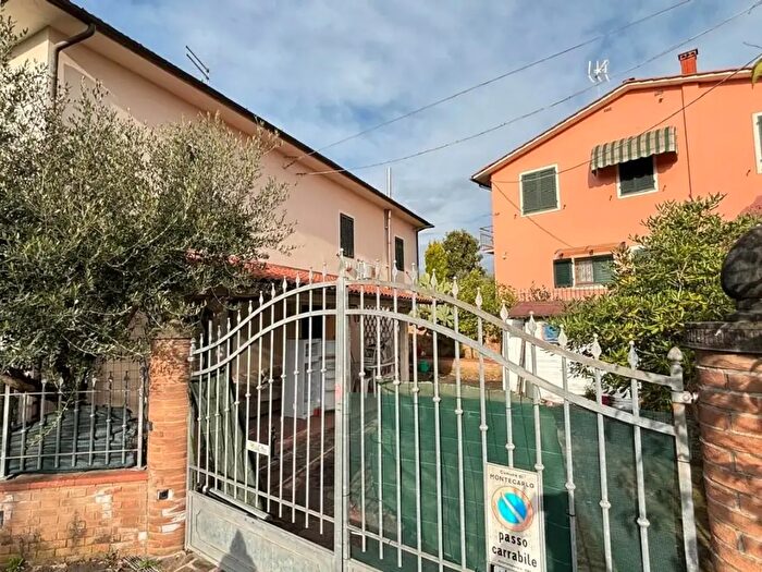 Casa quadrilocale in vendita in Ia di Montecarlo, Montecarlo