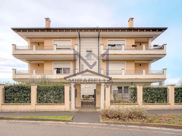 Appartamento trilocale in vendita in Desio