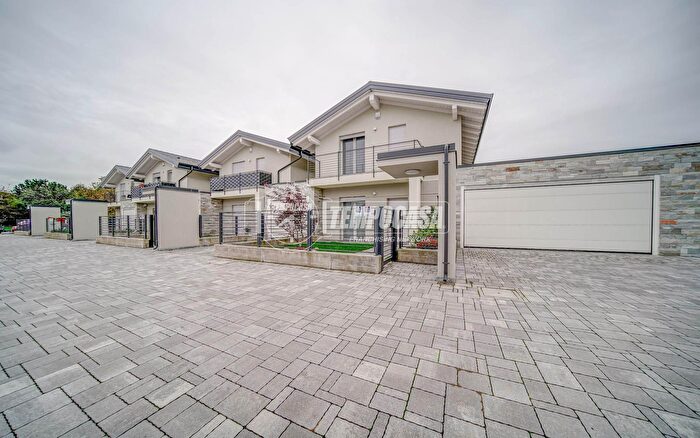 Casa quadrilocale in vendita in Via Sandro Pertini E, Cardano Al Campo