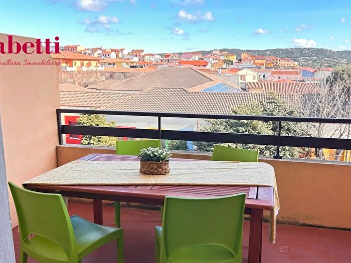 Appartamento con 6 locali in vendita in Via Valle d'Aosta, Santa Teresa Gallura