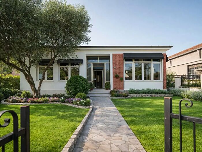 Appartamento con 10 locali in vendita in Via Custoza, Roverbella