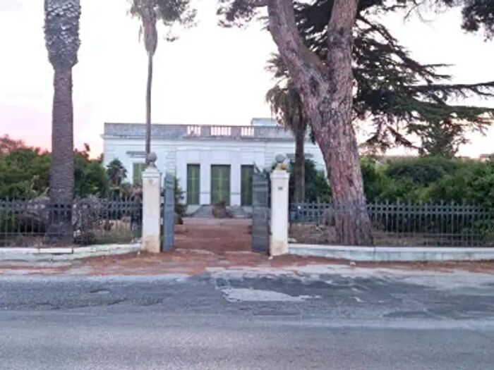 Casa con 5 locali in vendita in Trani