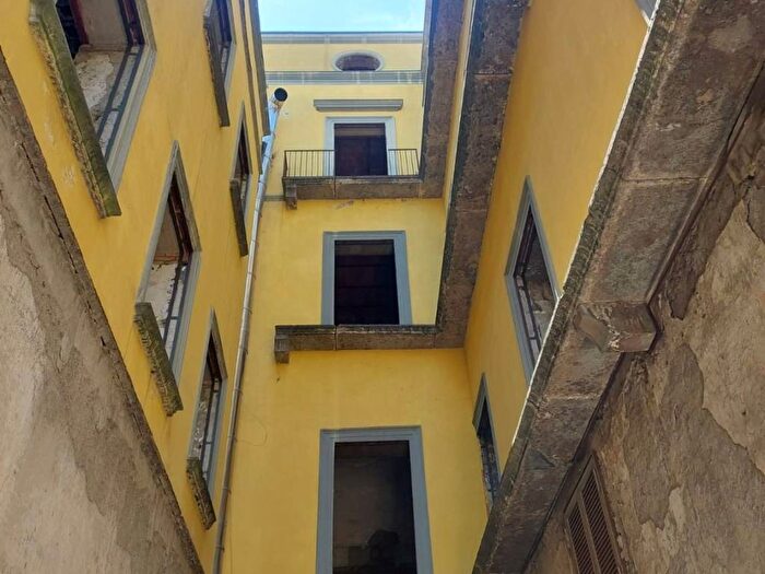 Casa con 6 locali in affitto in Corso Giuseppe Garibaldi, Tribunali, Napoli